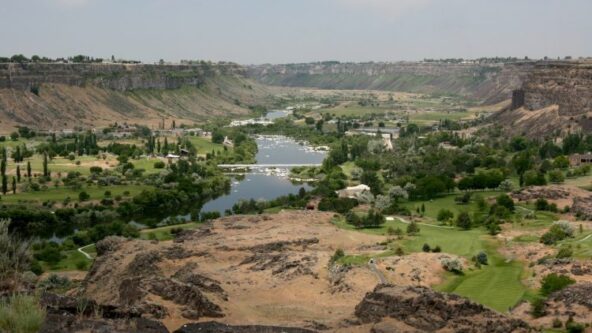 photo Snake River Canyon from the Perrine Bridge Canyon Springs Fish Farm in Twin Falls, Idaho, USA