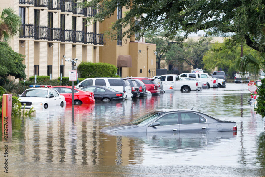 photo Houston, Texas street flooded; water level reaches the tires and even the windows of parked cars