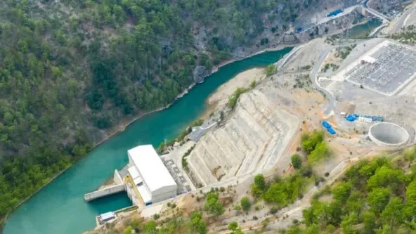 aerial of Kavşak Bendi Dam hydroelectric power plant which uses KISTERS dam safety monitoring software