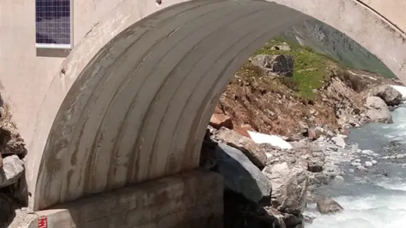 photo of bridge-mounted RQ-30 non-contact discharge radar; staff gauge used to confirm water level