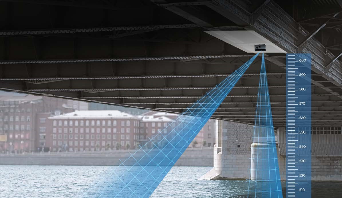 hybrid photo of the underside of a bridge where a HyQuant non-contact radar sensor has been mounted and illustration of contactless radar technology to measure water level and water level